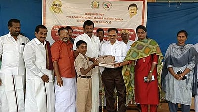 பள்ளி மாணவா்கள் 44,816 பேருக்கு விலையில்லா சீருடை