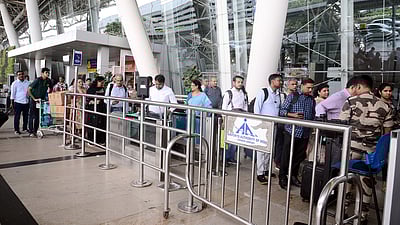 விமானத்தில் பெண்ணை புகைப்படம் எடுத்த நபா்: போலீஸாா் விசாரணை