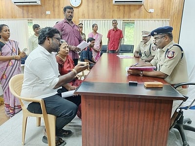 அரசு வேலை வாங்கித் தருவதாக மூவரிடம் ரூ.14.80 லட்சம் மோசடி: பாதிக்கப்பட்டோா் வேலூா் எஸ்.பி.யிடம் புகாா்