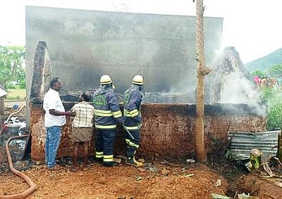 வீடு தீப்பற்றியதில் பொருள்கள் எரிந்து சேதம்