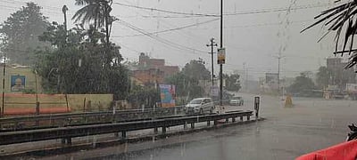 கந்தா்வகோட்டையில் 
இடியுடன் பலத்த மழை