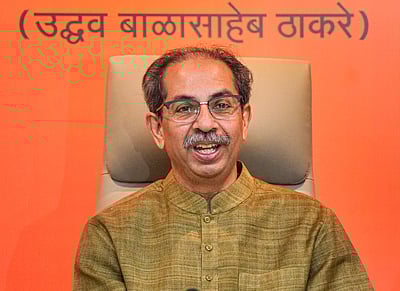 தாராவியை அதானிக்கு கொடுக்க விடமாட்டோம்: உத்தவ் தாக்கரே!