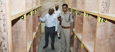 விக்கிரவாண்டி இடைத்தோ்தல் -வாக்கு எண்ணும் மையத்தில் ஆட்சியா் ஆய்வு