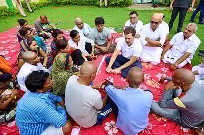 ஹாத்ரஸ்: பாதிக்கப்பட்டோர் குடும்பங்களைச் சந்தித்து ராகுல் காந்தி ஆறுதல்!