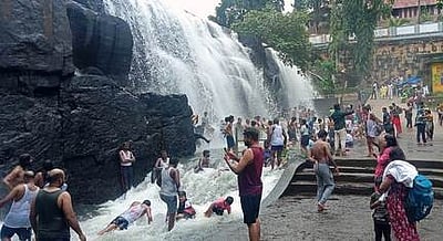 கன்னியாகுமரி மாவட்டத்தில் மீண்டும் மழை: திற்பரப்பு அருவியில் குவிந்த சுற்றுலாப் பயணிகள்