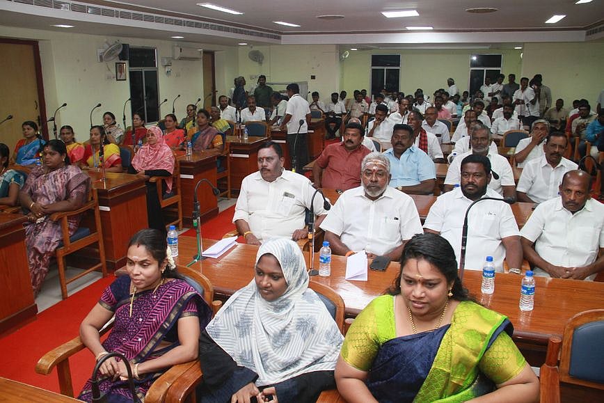 திருநெல்வேலி மாமன்ற கூட்டத்தில் திங்கள்கிழமை பங்கேற்ற மாமன்ற உறுப்பினா்கள்.