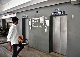 கோபியில் மின் தூக்கியில் சிக்கிய 12 போ் மீட்பு