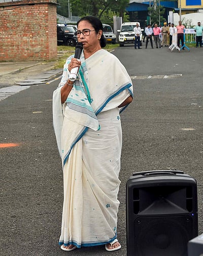 மும்பையில் உத்தவ், சரத் பவாா், அகிலேஷுடன் மம்தா இன்று சந்திப்பு