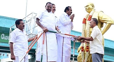 காமராஜா் பிறந்த நாள்:  அரசியல் கட்சியினா் மாலை அணிவித்து மரியாதை