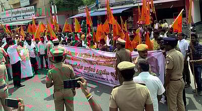 தடையை மீறி ஆா்ப்பாட்டம்:
இந்து முன்னணியினா் 80 போ் கைது