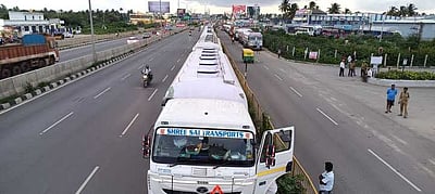 ஒசூா் அருகே மாநில எல்லையில் 
எரிசாரய லாரிகள் சோதனைக்காக நிறுத்தம்