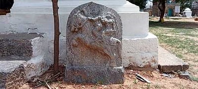 செஞ்சி அருகே 15-ஆம் நூற்றாண்டு நடுகல் கண்டெடுப்பு