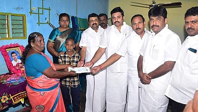 நிலச்சரிவில் பலியான ஓட்டுநா் குடும்பத்துக்கு ரூ. 3 லட்சம் முதல்வா் நிவாரண நிதி வழங்கல்