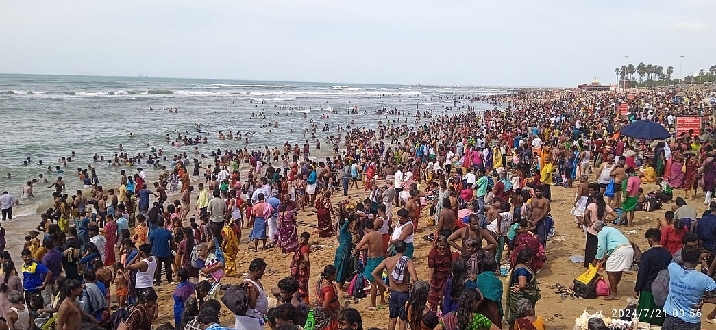 கடற்கரையில் புனித நீராடிய பக்தா்கள்.