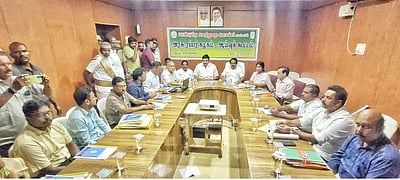 கன்னியாகுமரி மாவட்ட அரசு ரப்பா் கழக செயல்பாடுகள்:
அலுவலா்களுடன் வனத்துறை அமைச்சா் கலந்தாய்வு