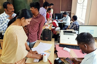 ஊழல் தடுப்பு போலீஸாா் சோதனை: ரூ.1.68 லட்சம் பறிமுதல்