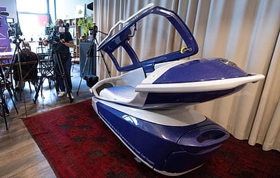 உயிர் துறக்க விரும்பினால் இந்த பட்டனை அழுத்தவும்!  தற்கொலை இயந்திரம் அறிமுகம்!