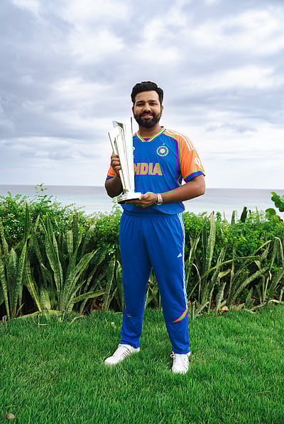 நீ இன்றி நானும் இல்லை... உலகக் கோப்பையுடன் ரோஹித் சர்மா!