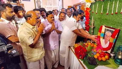 கடம்பூா் செ.ராஜு தந்தை மறைவு:
எடப்பாடி கே. பழனிசாமி நேரில் ஆறுதல்