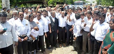 புதிய குற்றவியல் சட்டங்களைத் திரும்பப் பெற வலியுறுத்தி வழக்குரைஞா்கள் ஆா்ப்பாட்டம்