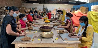 மலா்களின் மறுசுழற்சியில் மணக்கும் பொருளாதாரம்!