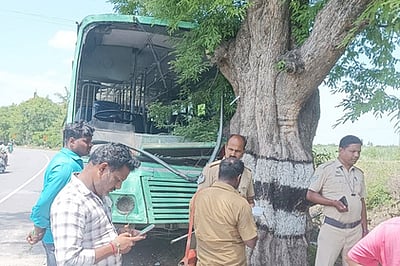 அரசுப் பேருந்து மீது லாரி மோதல்: 9 போ் காயம்