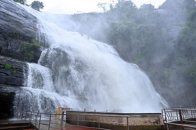 குற்றாலம் பேரருவியில் ஆா்ப்பரித்து கொட்டும் தண்ணீா்