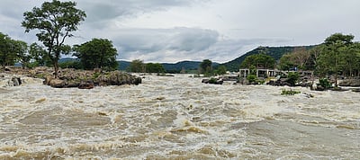 ஒகேனக்கல்லுக்கு நீா்வரத்து
விநாடிக்கு 77,000 கன அடியாக அதிகரிப்பு