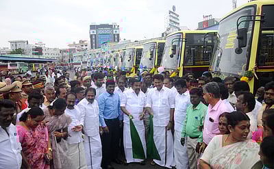 திருச்சியிலிருந்து சென்னை, மதுரை, கோவைக்கு 15 புதிய பேருந்துகள்: அமைச்சா்கள் தொடக்கிவைப்பு