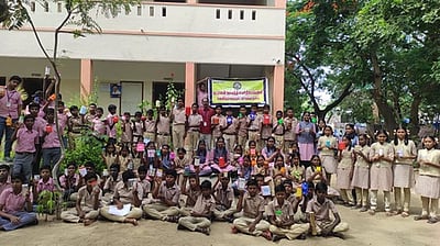 சேமிப்பை ஊக்குவிக்க மாணவா்களுக்கு உண்டியல்