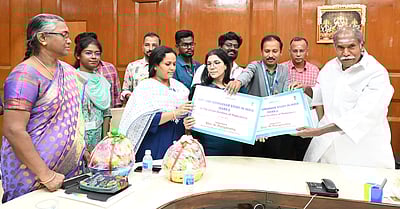 புதுவை மாநில நியாயவிலைக் கடைகளில் இலவச அரிசியுடன் மானியத்தில் பருப்பு, எண்ணெய்:
புதுவை முதல்வா் என்.ரங்கசாமி