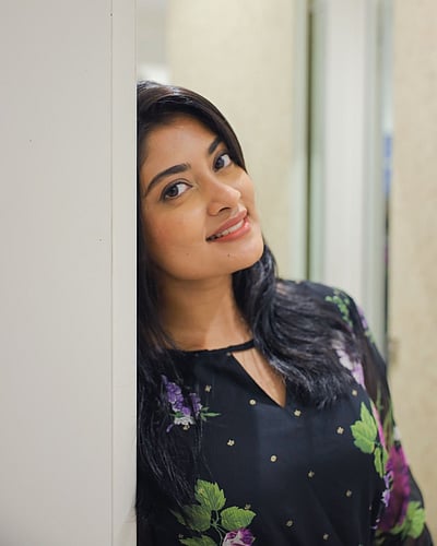 கத்தரி பூவழகி... அம்மு அபிராமி!