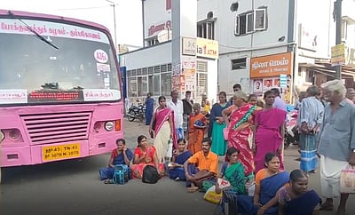 அரசுப் பேருந்தில் ஏற்ற மறுப்பு: தூய்மைப் பணியாளர்கள்  போராட்டம்!