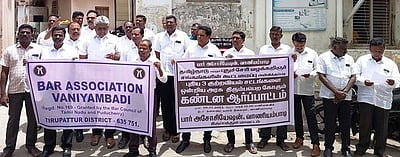 வாணியம்பாடி, அரக்கோணத்தில் வழக்குரைஞா்கள் ஆா்ப்பாட்டம்