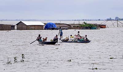 குஜராத்தில் கனமழை, வெள்ளம்; 30 கிராமங்கள் துண்டிப்பு