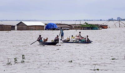 குஜராத்தில் கனமழை, வெள்ளம்; 30 கிராமங்கள் துண்டிப்பு