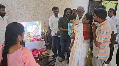 ஆம்ஸ்ட்ராங் திருவுருவ படத்துக்கு மாலை அணிவித்து ஆர்.நல்லகண்ணு அஞ்சலி 