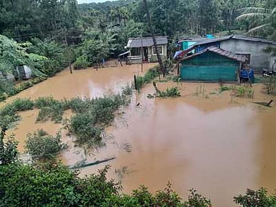 கூடலூா் பகுதியில் தொடா் கனமழை: வீடுகளை வெள்ளம் சூழ்ந்தது