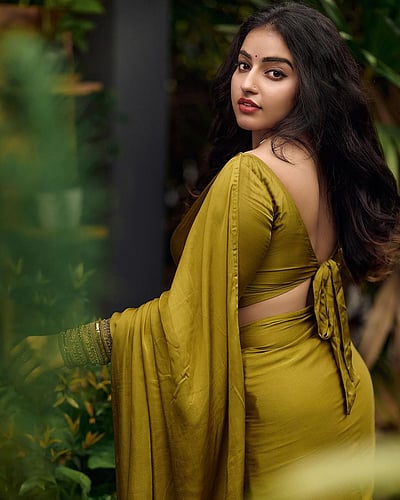 தங்கச் சிலை மாளவிகா மேனன்...!