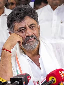 விஜய் முதிா்ச்சியற்ற அரசியல்வாதி - டி.கே. சிவக்குமாா் விமா்சனம்