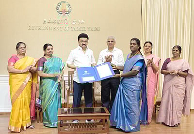 சிறப்பான சமூக சேவை: குமரி மாவட்ட திருநங்கைக்கு அரசு விருது: முதல்வா் வழங்கினாா்