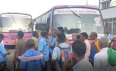 தூய்மைப் பணியாளர்களை அரசுப் பேருந்தில் ஏற்ற மறுப்பு: 2 பேர் பணியிட மாற்றம்!