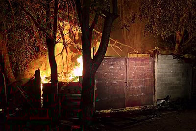 சிவகங்கை: மரப் பட்டறையில்   தீ விபத்து! பல லட்சம் மதிப்பிலான தேக்கு மரங்கள்  சேதம்!