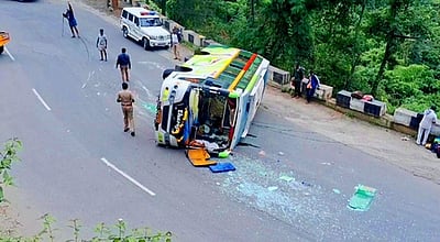 உதகை மலைப் பாதையில் கவிழ்ந்த சுற்றுலா வேன்: 20 போ் உயிா் தப்பினா்