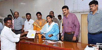 மக்கள் குறைதீா் நாள் கூட்டம்:
பயனாளிகளுக்கு நலத்திட்ட உதவிகள்