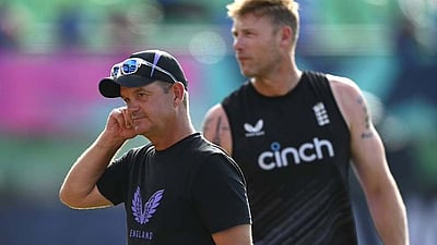 இங்கிலாந்து அணியின் தலைமைப் பயிற்சியாளர் விலகல்!