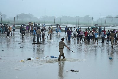 உ.பி.யில் கனமழை: வெள்ளத்தில் மிதக்கும் 1,500 கிராமங்கள்