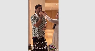 கேக் வெட்டி பிறந்த நாள் கொண்டாடிய தோனி: வைரல் விடியோ!