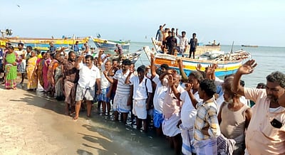 ராமேஸ்வரம் மீனவர்கள் காலவரையறையற்ற  வேலைநிறுத்தம்: ஜூலை 5-ல் ரயில் மறியல்!