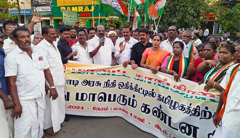 மத்திய அரசை கண்டித்து, தேனியில் சனிக்கிழமை ஆா்ப்பாட்டத்தில் ஈடுபட்ட காங்கிரஸ் கட்சியினா்.